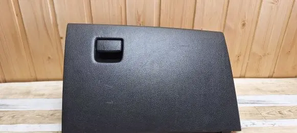 Glove box