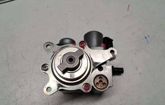 Peugeot 208 Fuel injection high pressure pump 9819938480