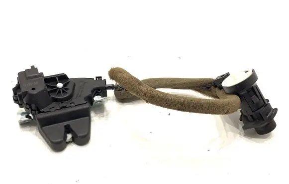 Mercedes-Benz E W212 Tailgate exterior lock A2047500185