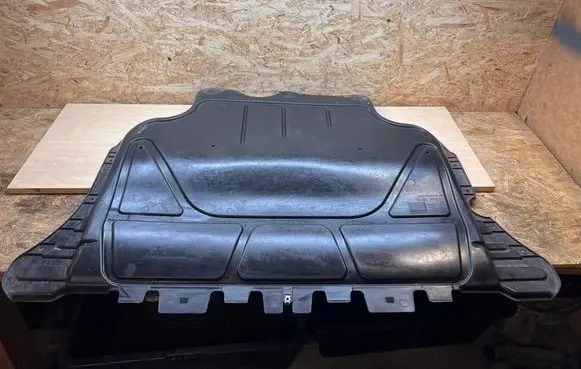 Volkswagen Arteon Engine splash shield/under tray 3Q0825236D