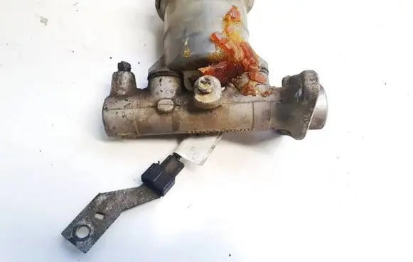 Mitsubishi Pajero Sport I Master brake cylinder