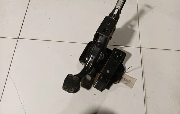 Volkswagen Polo IV 9N3 Brake pedal 601721058AE