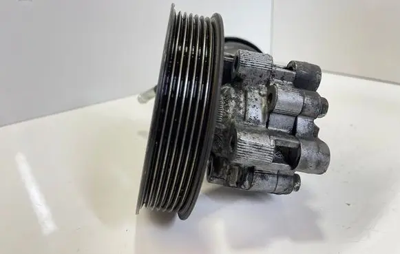 Toyota Corolla Verso AR10 Power steering pump