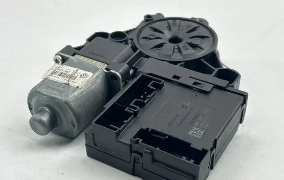 Volkswagen PASSAT B7 Front door window regulator motor 988705305 3AA959701A 3AA837462