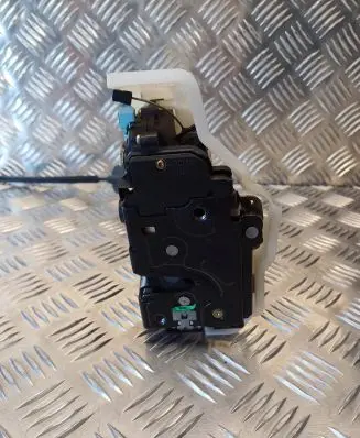 Volkswagen Golf Plus Rear door lock 7L0839016