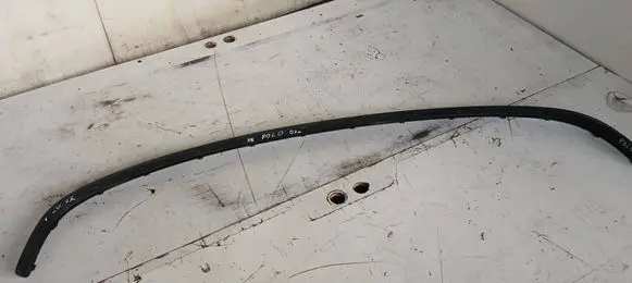 Front bumper splitter molding