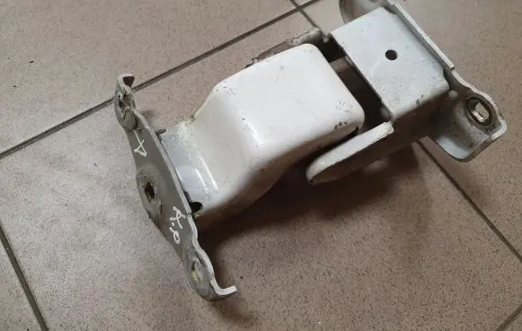 Opel Vivaro Loading door lower hinge 