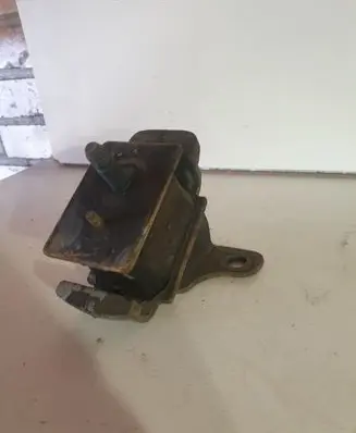 KIA Sorento Engine mount bracket