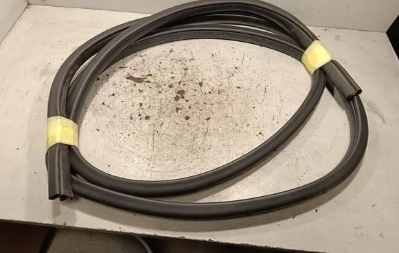 Nissan X-Trail T32 Rear door rubber seal (on body)