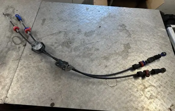 Nissan Qashqai+2 Gear shift cable linkage