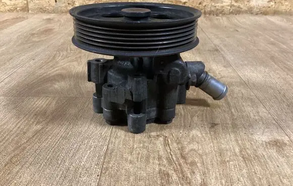 Opel Insignia A Power steering pump 55563329