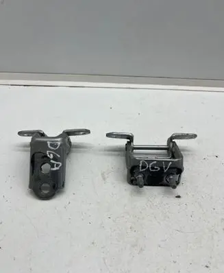 Nissan Juke II F16 Rear door lower hinge