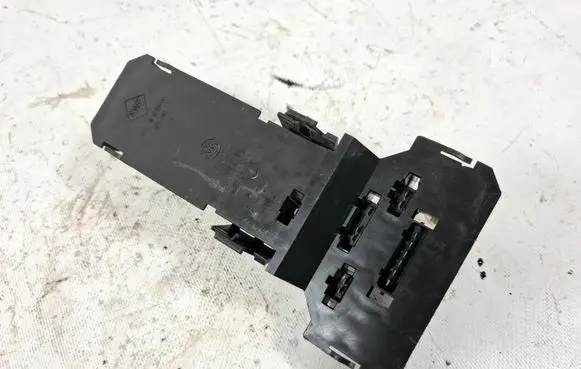 Volkswagen PASSAT B5 Tail light bulb cover holder 3B9945257