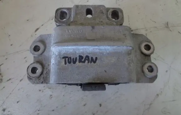Volkswagen Touran I Engine mount bracket 1K0199555N