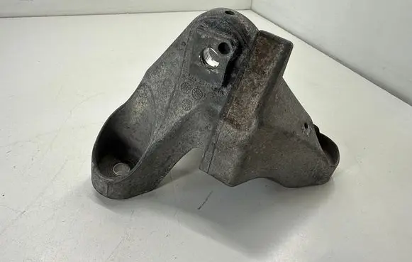 Chevrolet Camaro Engine mounting bracket 23104519