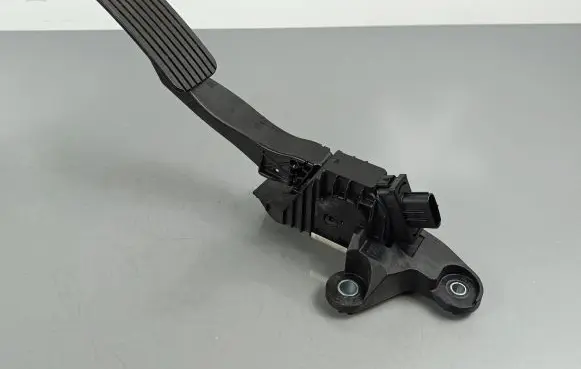 Hyundai Kona I Accelerator throttle pedal 00136810