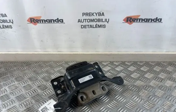 Volkswagen PASSAT B8 Engine mount bracket 5Q0199555R