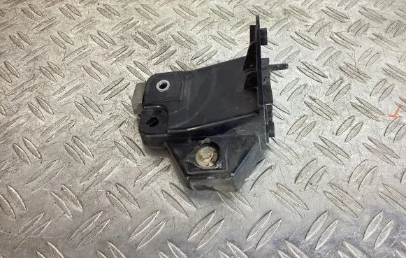 Front bumper mounting bracket