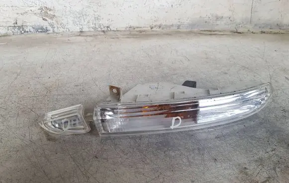 Volkswagen PASSAT CC Front indicator light 120081b