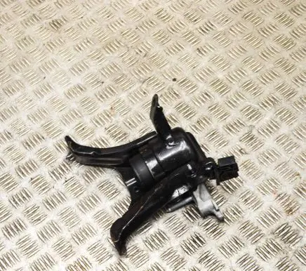 Toyota C-HR I Engine mount bracket