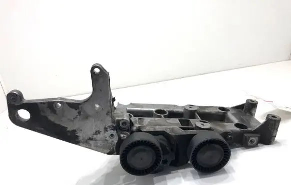 Volvo XC90 Generator/alternator bracket 30757168