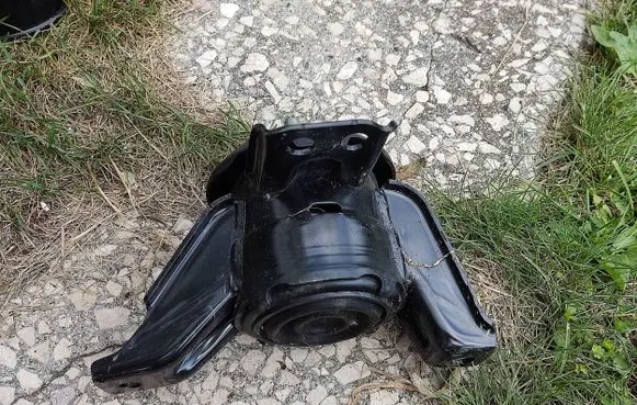 Hyundai Santa Fe Engine mount bracket 21824S1100