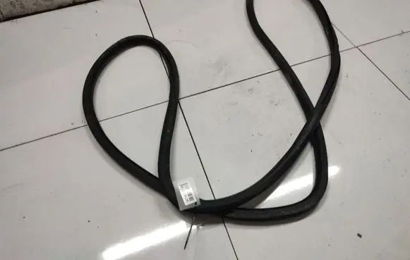 Volkswagen Golf V Rubber seal front coupe door 