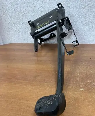 Mercedes-Benz Vito Viano W447 Brake pedal A4472900201 E3044