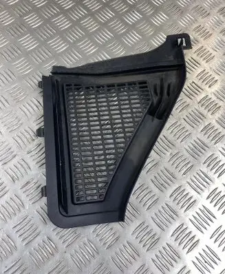 Quarter panel pressure vent