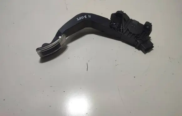 Accelerator throttle pedal