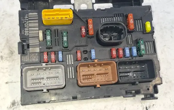 Peugeot 208 I Fuse module 9661707880