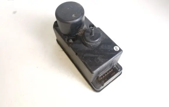 Volkswagen PASSAT B3 Central locking vacuum pump 357862257