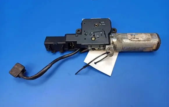 Mercedes-Benz C W202 Sunroof motor/actuator 2028200808 2028210651 0390201608