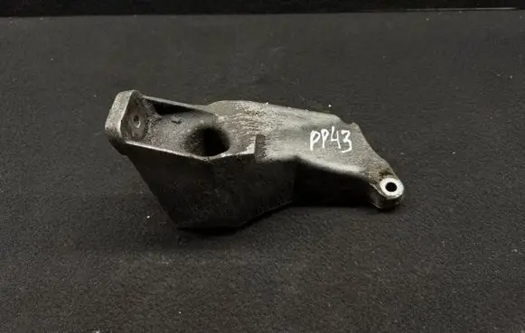 Volkswagen PASSAT B5.5 Engine mounting bracket 8D0199307P