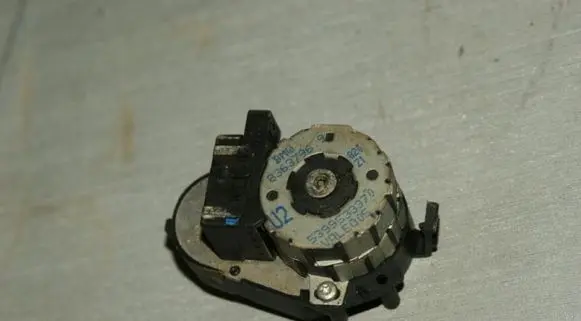 BMW 5 E39 Intake manifold valve actuator/motor 64118363796