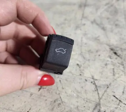 Volkswagen PASSAT B5.5 Tailgate opening switch 1J0959831A