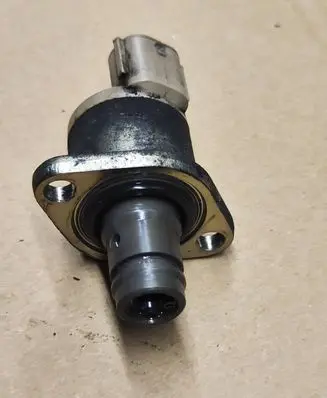Toyota Avensis T250 Fuel distributor 221000R010 12873
