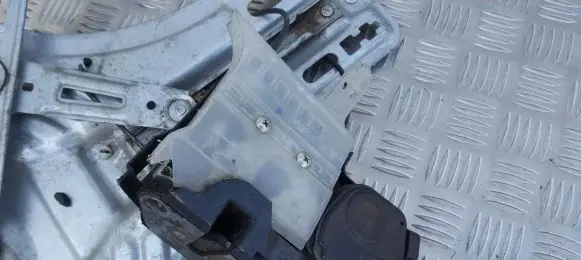 Hyundai Tucson JM Front door lock 82470-2E010