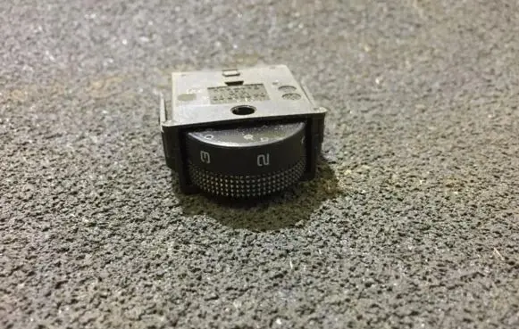 Volkswagen Golf IV Headlight level height control switch 04050700