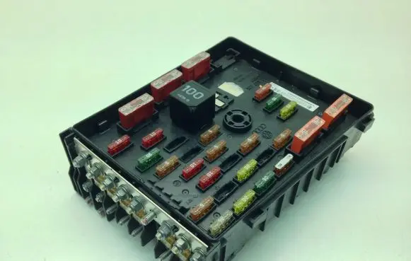 Volkswagen PASSAT CC Fuse module 3C0937125