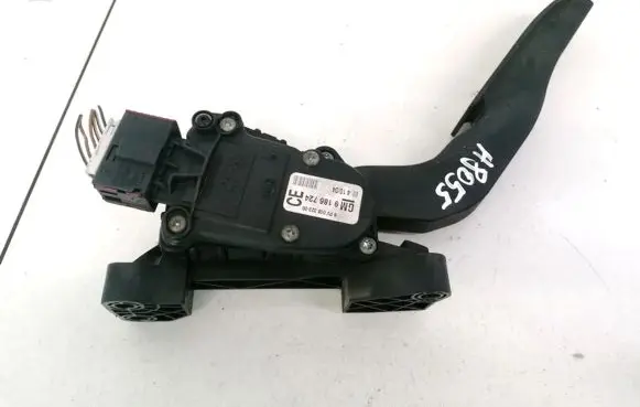 Accelerator throttle pedal