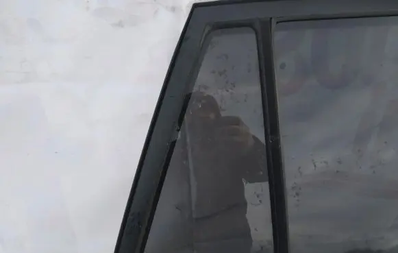 Rear vent window glass
