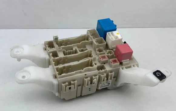 Toyota Verso Fuse module 827300F070C 15759D29