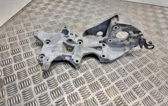 Engine mounting bracket