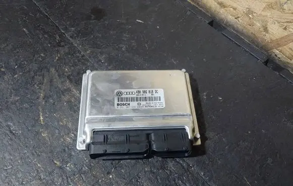 Volkswagen PASSAT B5.5 Engine control unit/module 4B0906018DC 0261207636