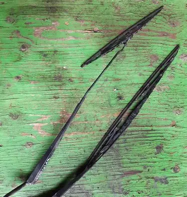 Peugeot 206 Front wiper blade arm