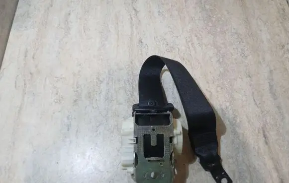 BMW X3 E83 Rear seatbelt 33035173