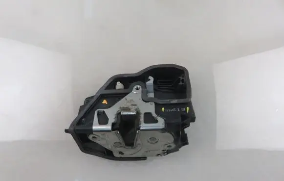 BMW 5 E60 E61 Front door lock 7154619