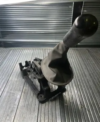 Toyota Yaris Gear shifter/selector 335300D010