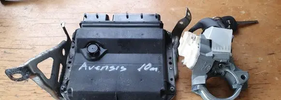 Toyota Avensis T270 Engine control unit/module 8966105D30 MB2759000182